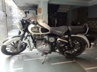 White Royal Enfield Classic 350