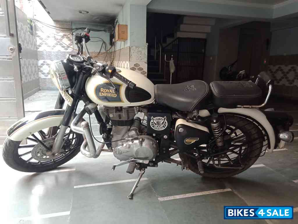 White Royal Enfield Classic 350 White Royal Enfield Classic 350
