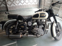 White Royal Enfield Classic 350