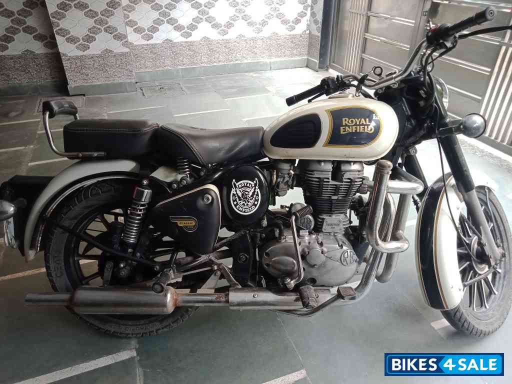 White Royal Enfield Classic 350 White Royal Enfield Classic 350