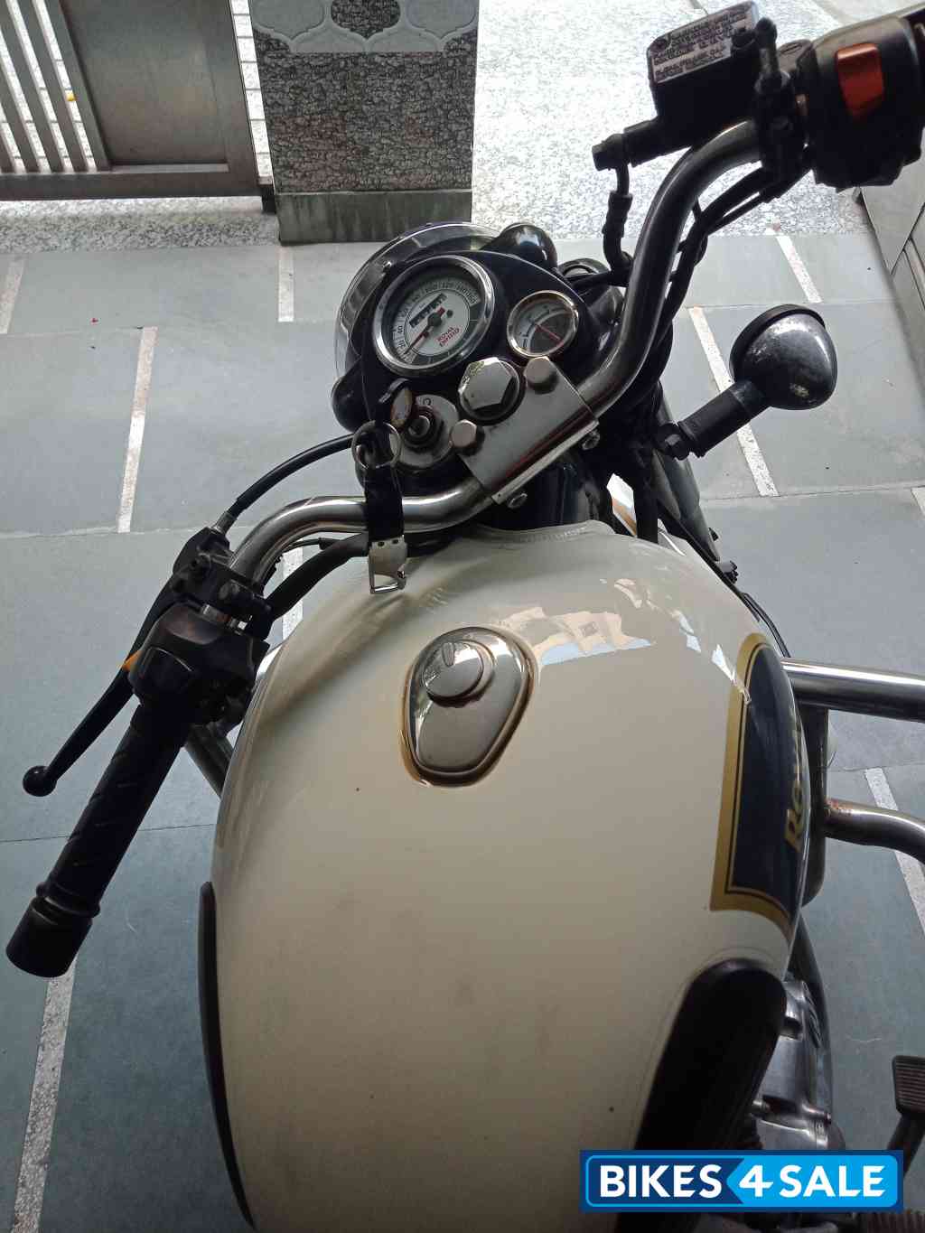 White Royal Enfield Classic 350 White Royal Enfield Classic 350