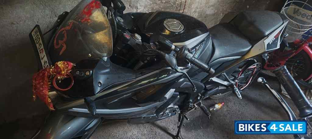 Bajaj Pulsar RS 200