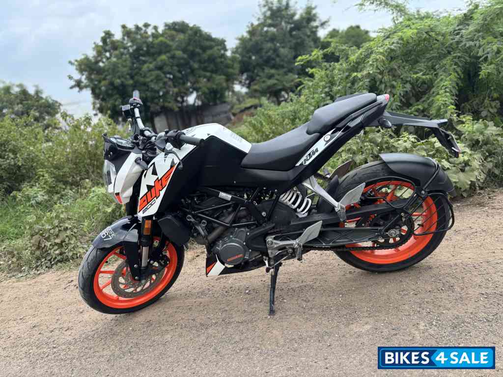 White KTM Duke 200 ABS
