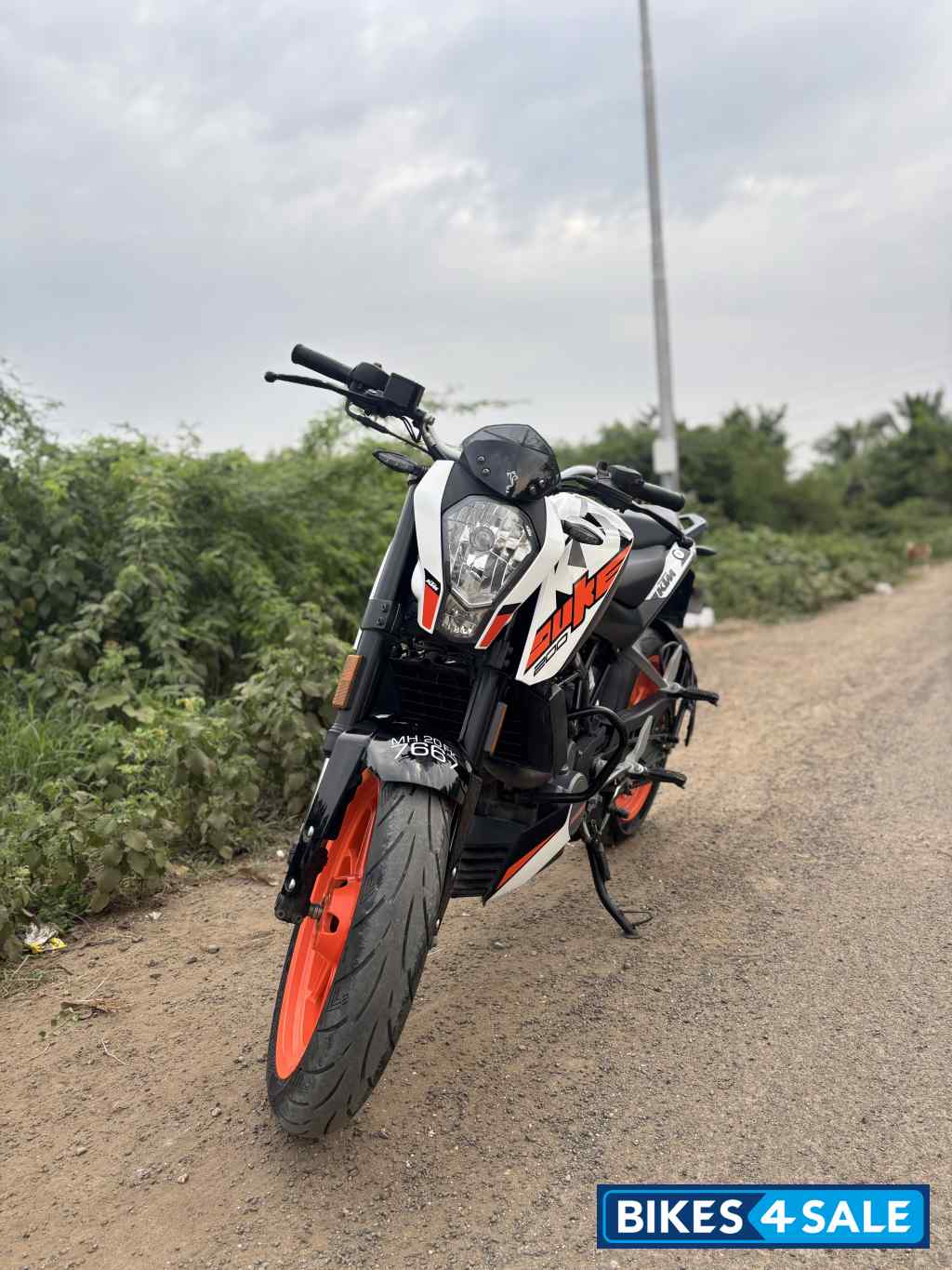 White KTM Duke 200 ABS White KTM Duke 200 ABS