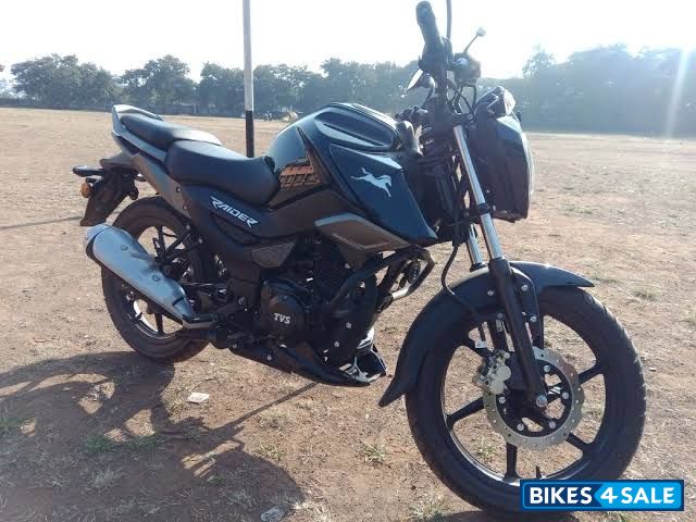 Black TVS Raider 125