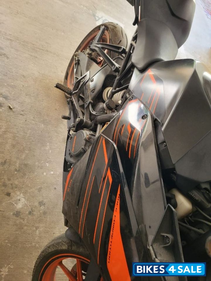 Black KTM RC 200 2020