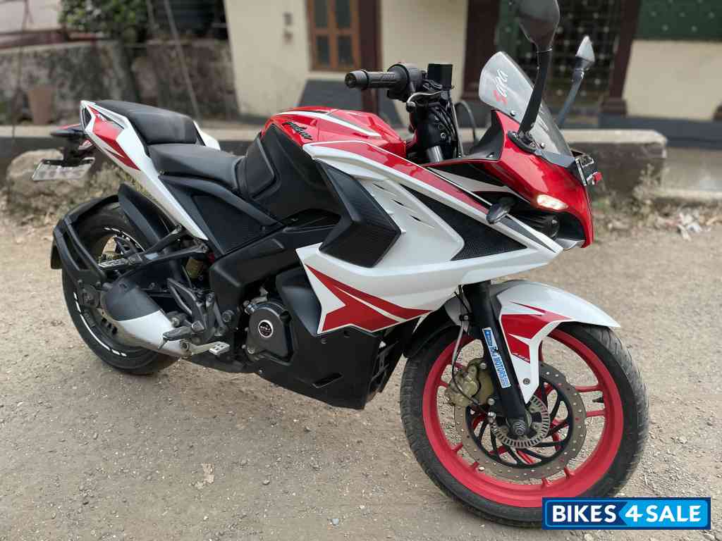 Bajaj Pulsar RS 200 ABS