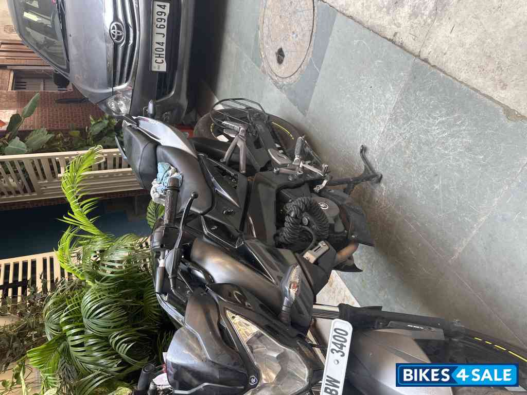 Black Bajaj Pulsar NS200 Black Bajaj Pulsar NS200