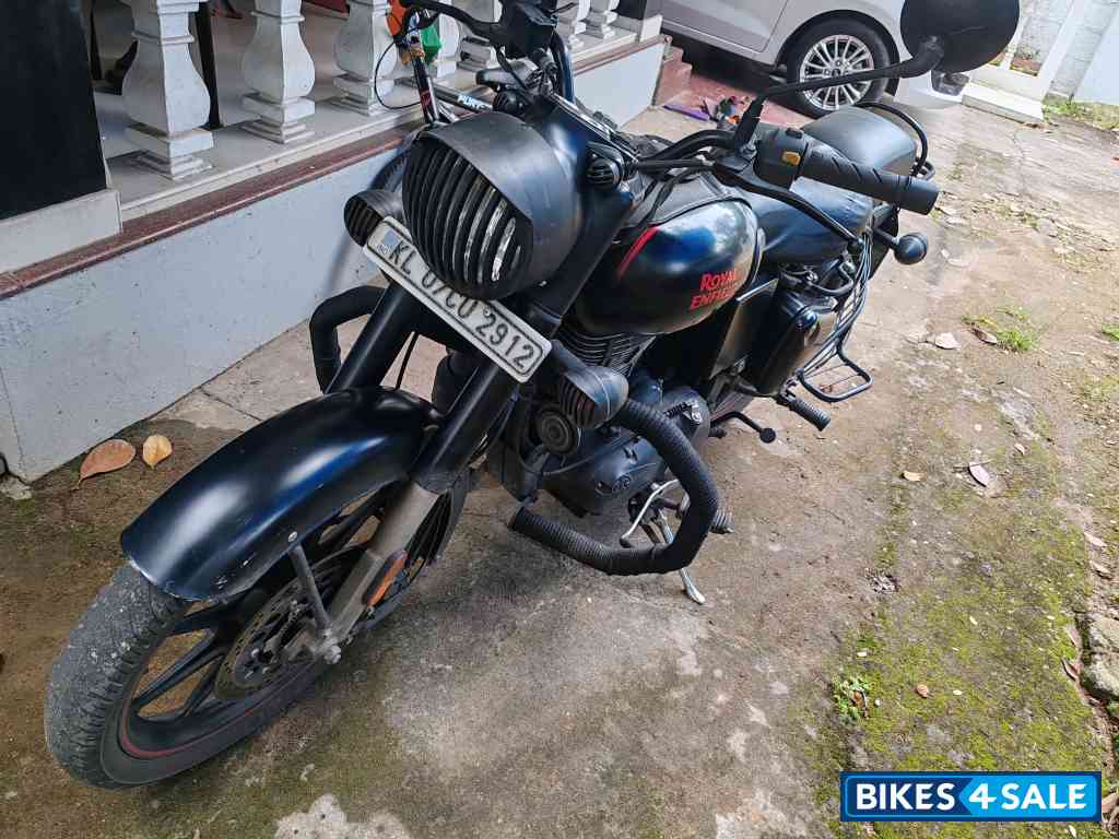 Black Royal Enfield Classic 350 BS VI