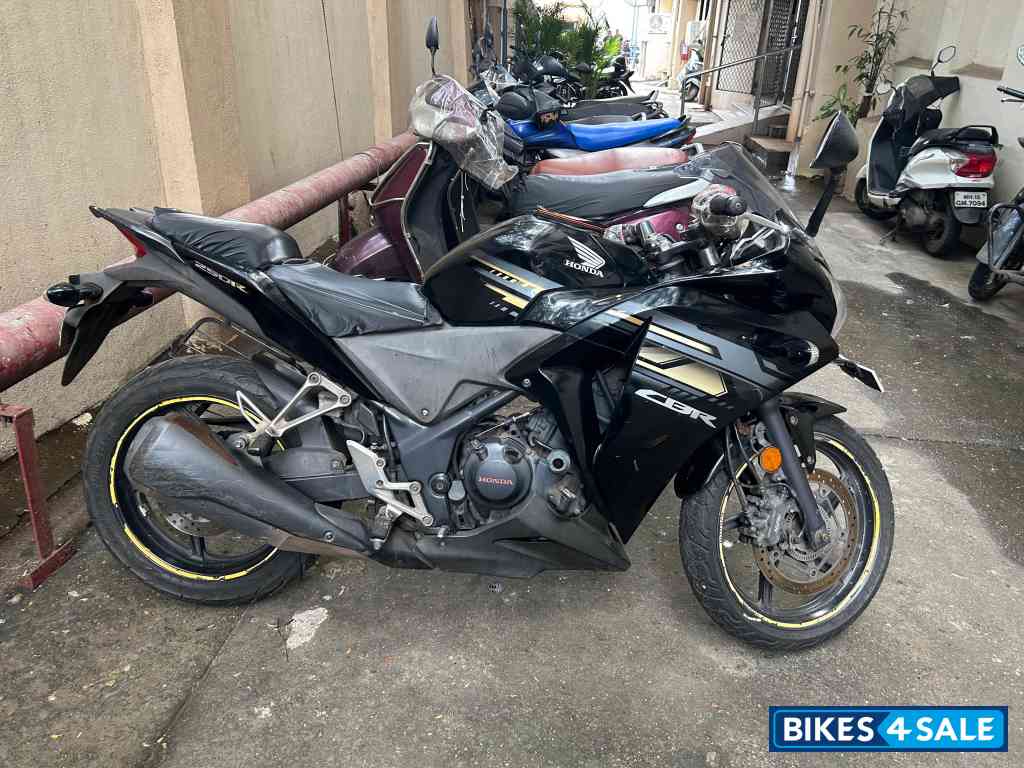 Black Honda CBR 250R ABS
