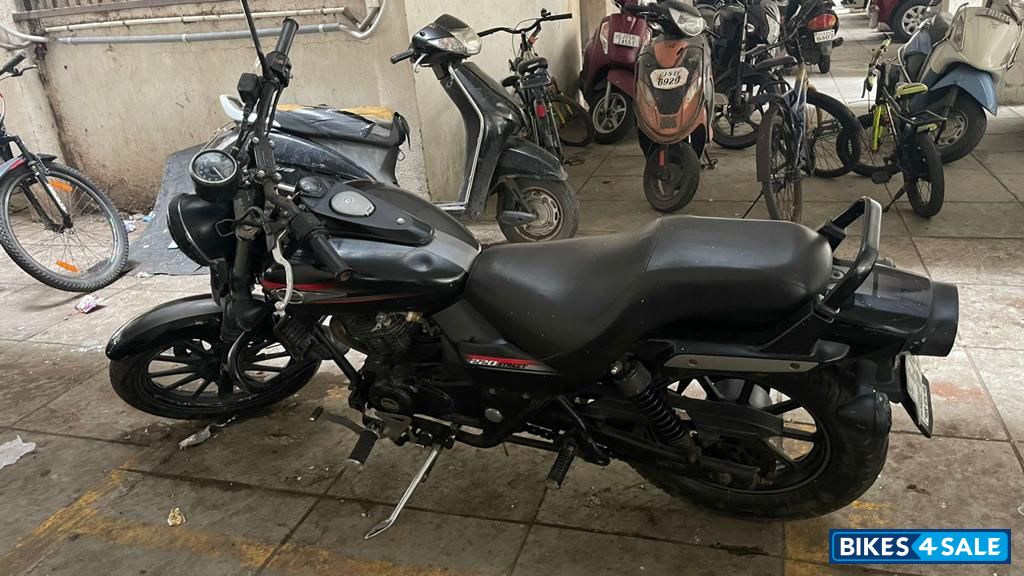 Black Bajaj Avenger 220 DTS-i
