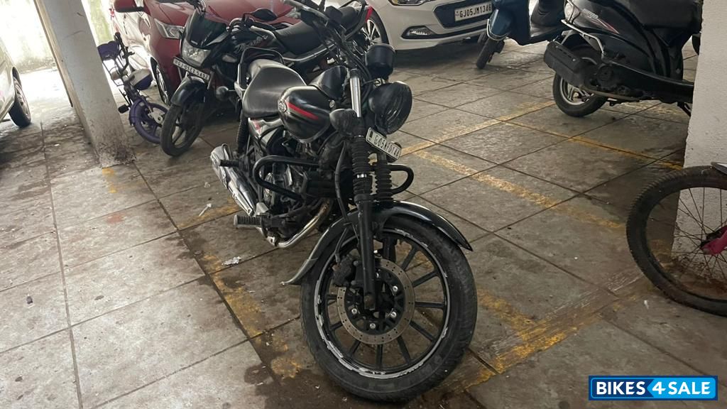 Black Bajaj Avenger 220 DTS-i