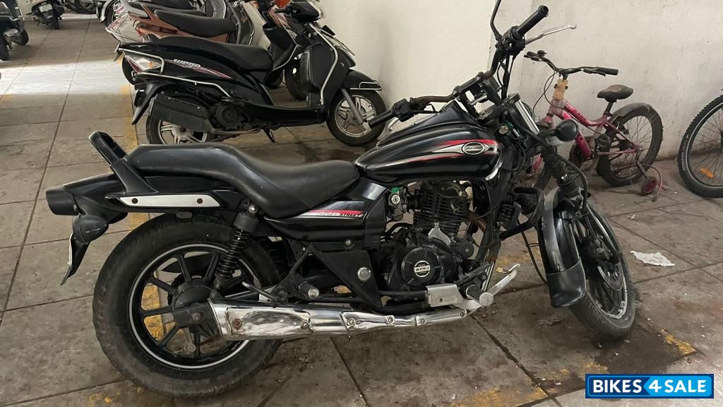 Black Bajaj Avenger 220 DTS-i