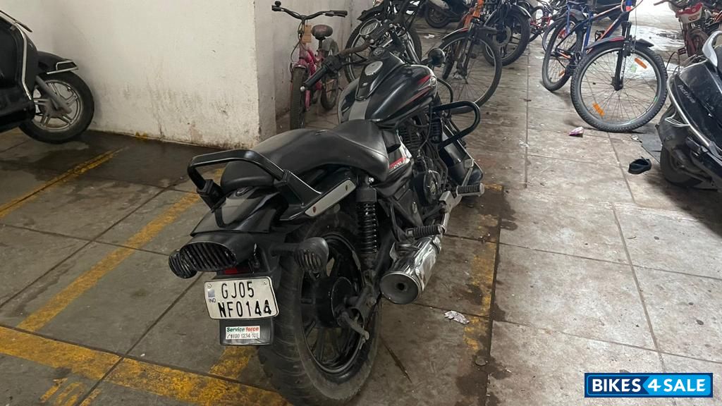 Black Bajaj Avenger 220 DTS-i