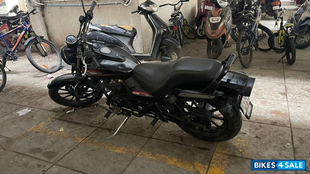 Black Bajaj Avenger 220 DTS-i