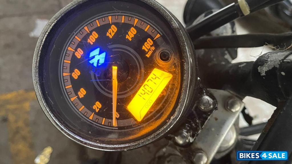 Black Bajaj Avenger 220 DTS-i