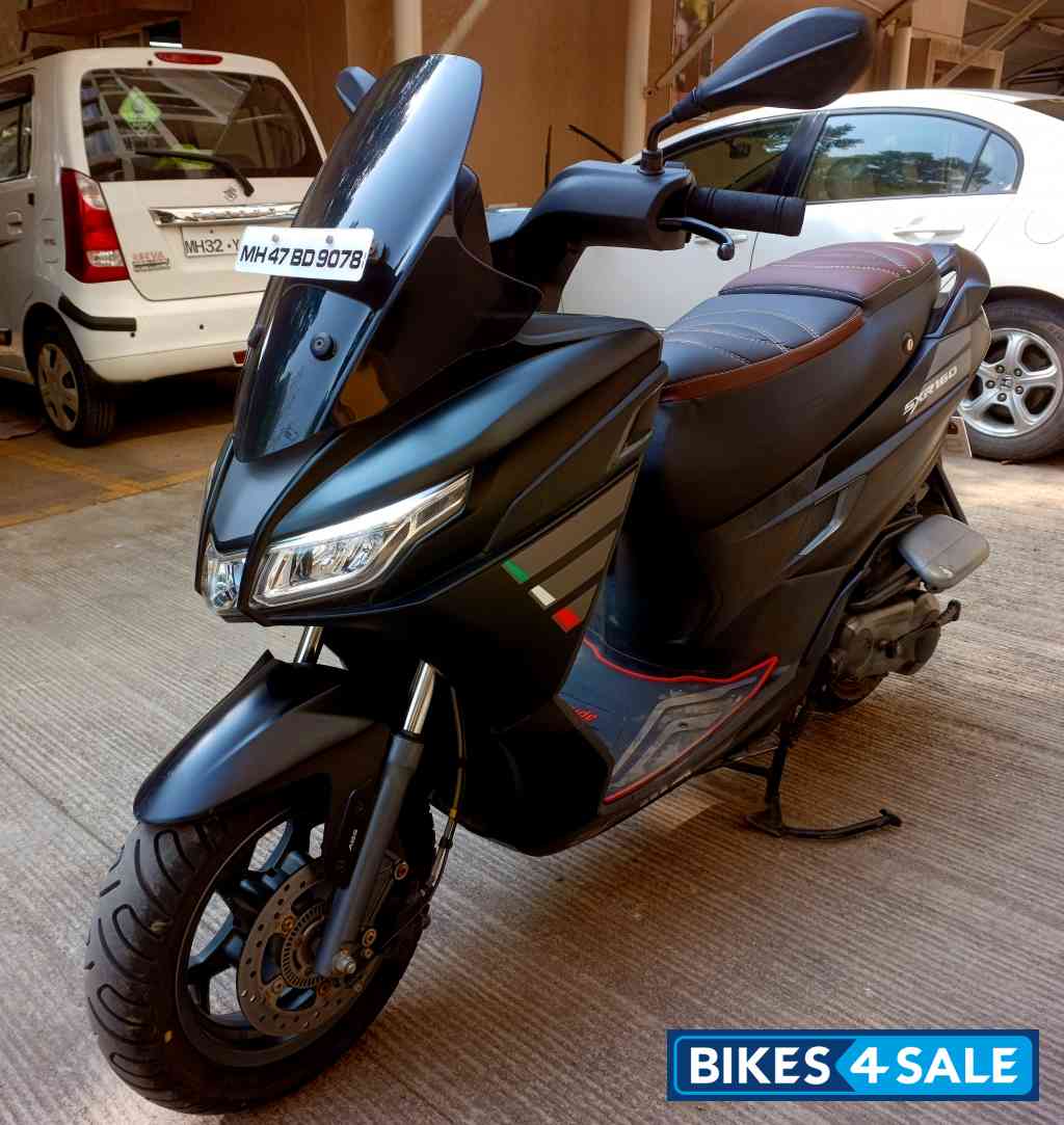Black Aprilia SXR 160
