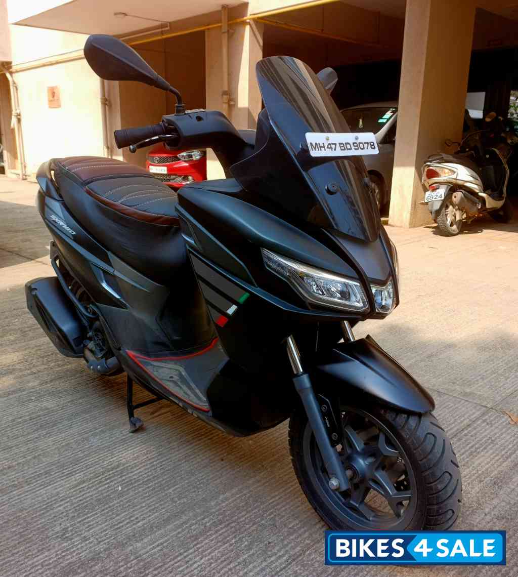 Black Aprilia SXR 160