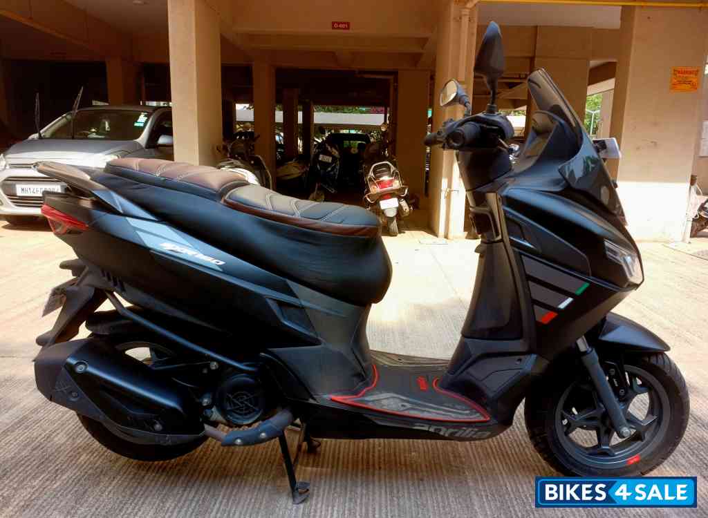 Black Aprilia SXR 160