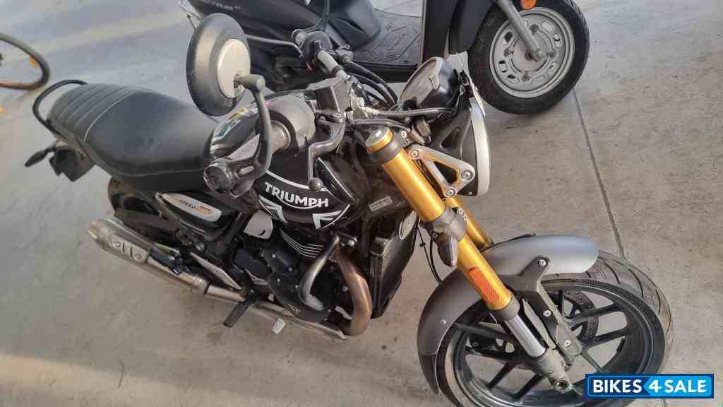 Phantom Black Triumph Speed 400