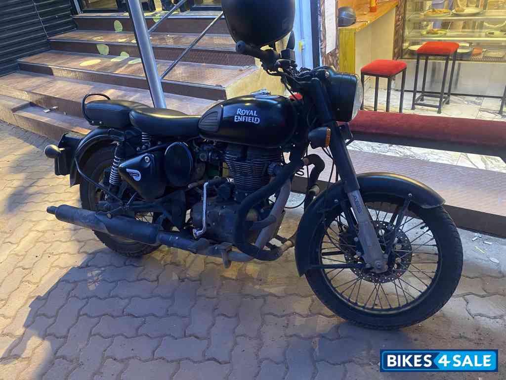 Black Royal Enfield Classic Stealth Black
