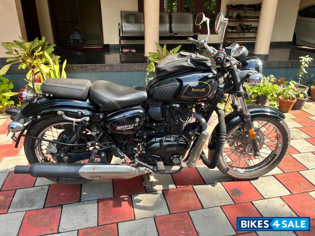 Black Benelli Imperiale 400 BS6