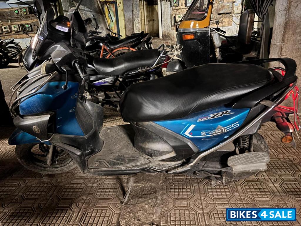 Blue Yamaha Ray ZR 125 Fi Hybrid Disc