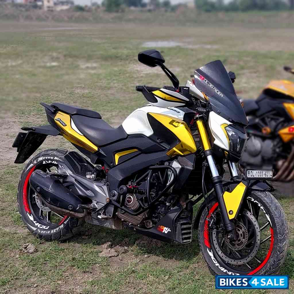 White Bajaj Dominar 400 Disc