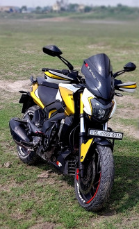 White Bajaj Dominar 400 Disc