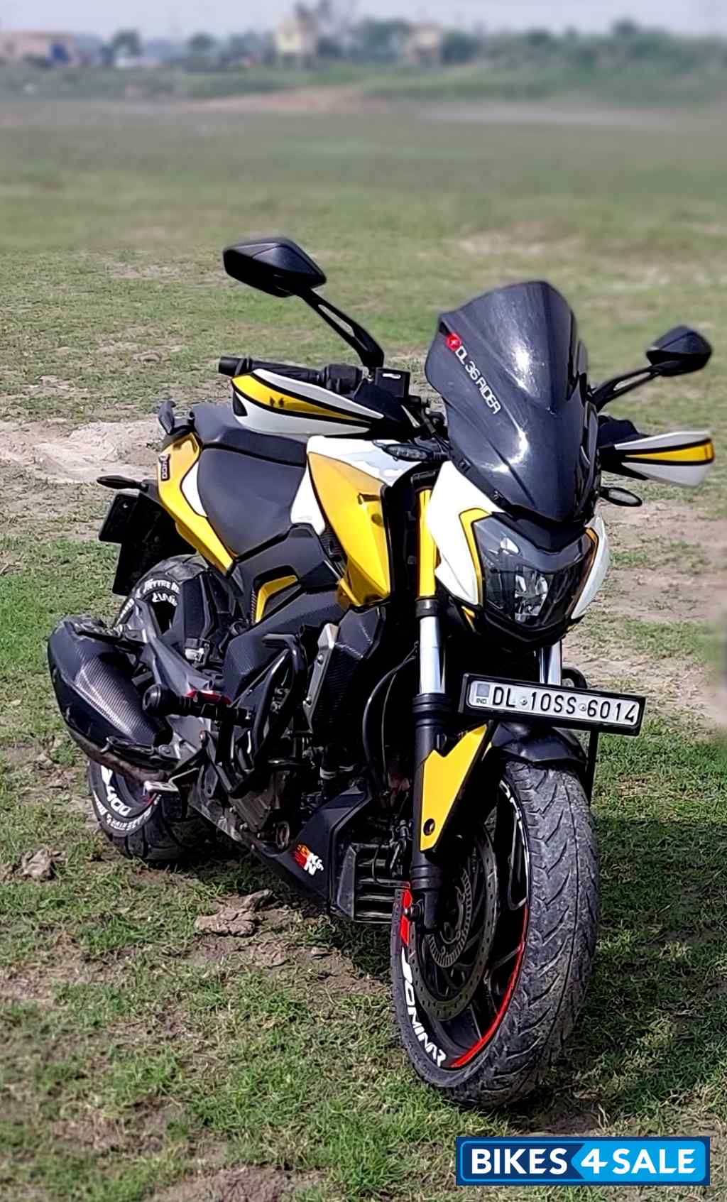 White Bajaj Dominar 400 Disc