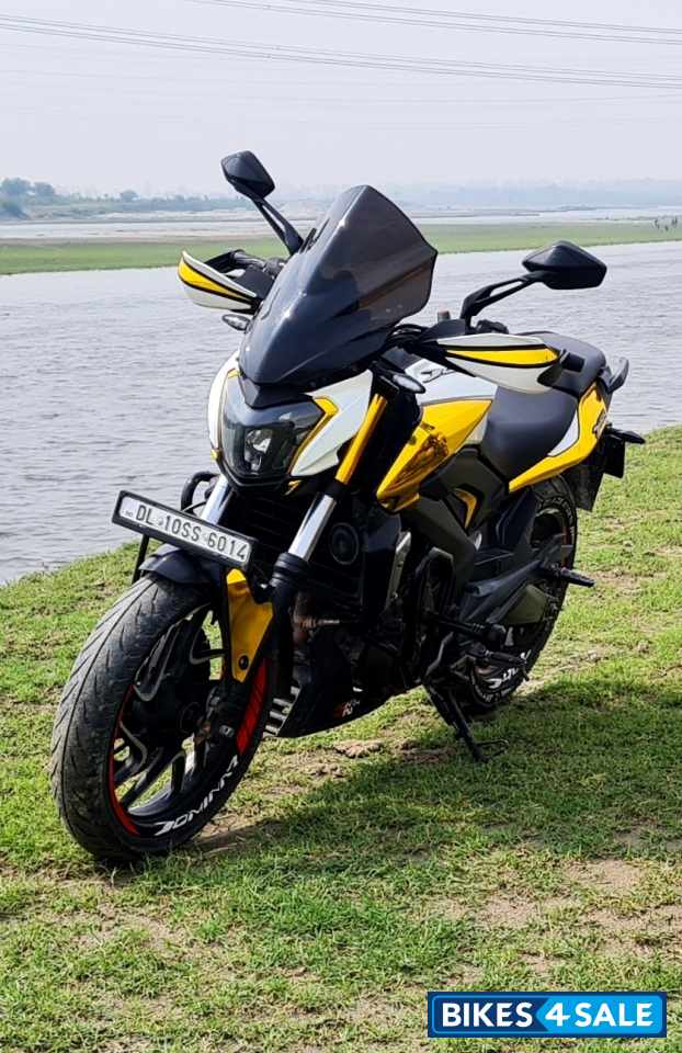 White Bajaj Dominar 400 Disc