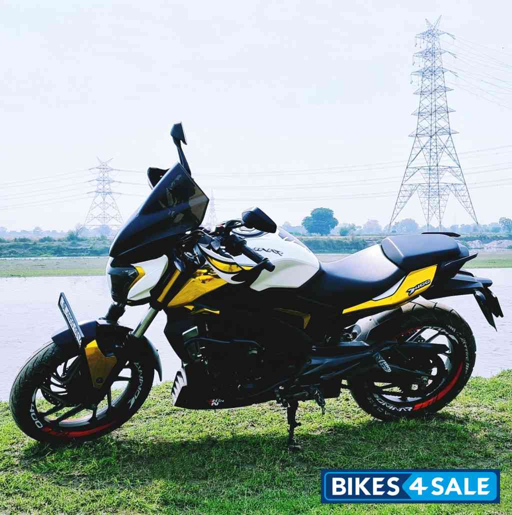 White Bajaj Dominar 400 Disc