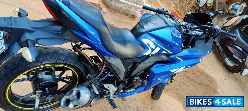 Blue Suzuki Gixxer SF