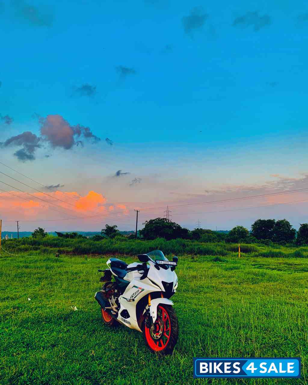 White Yamaha R15 V4