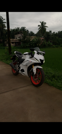 White Yamaha R15 V4