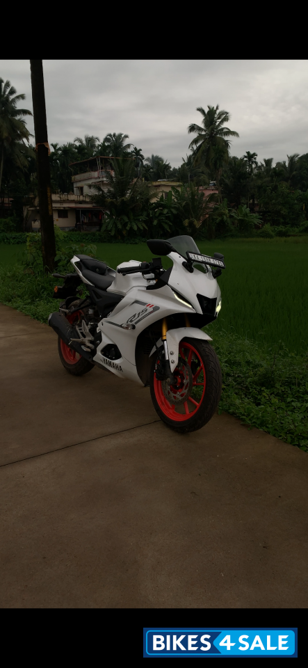 White Yamaha R15 V4