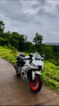 White Yamaha R15 V4