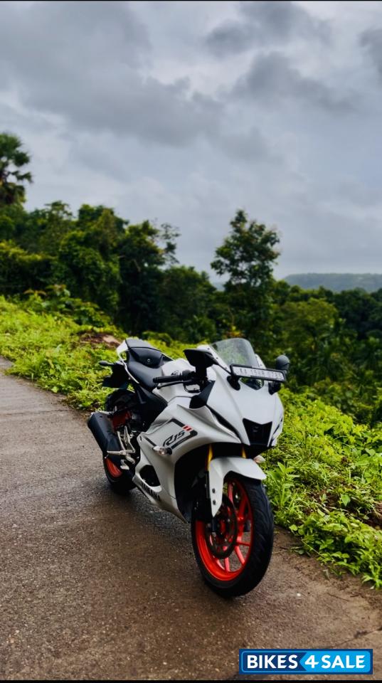 White Yamaha R15 V4