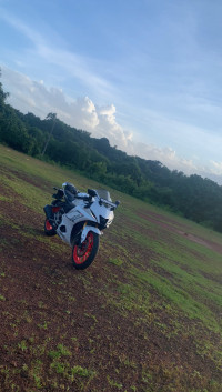 White Yamaha R15 V4