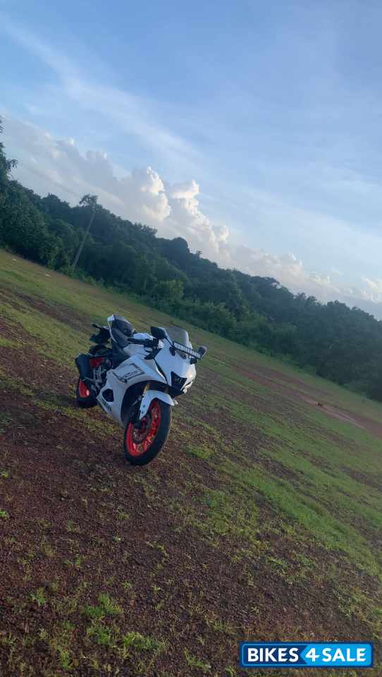 White Yamaha R15 V4