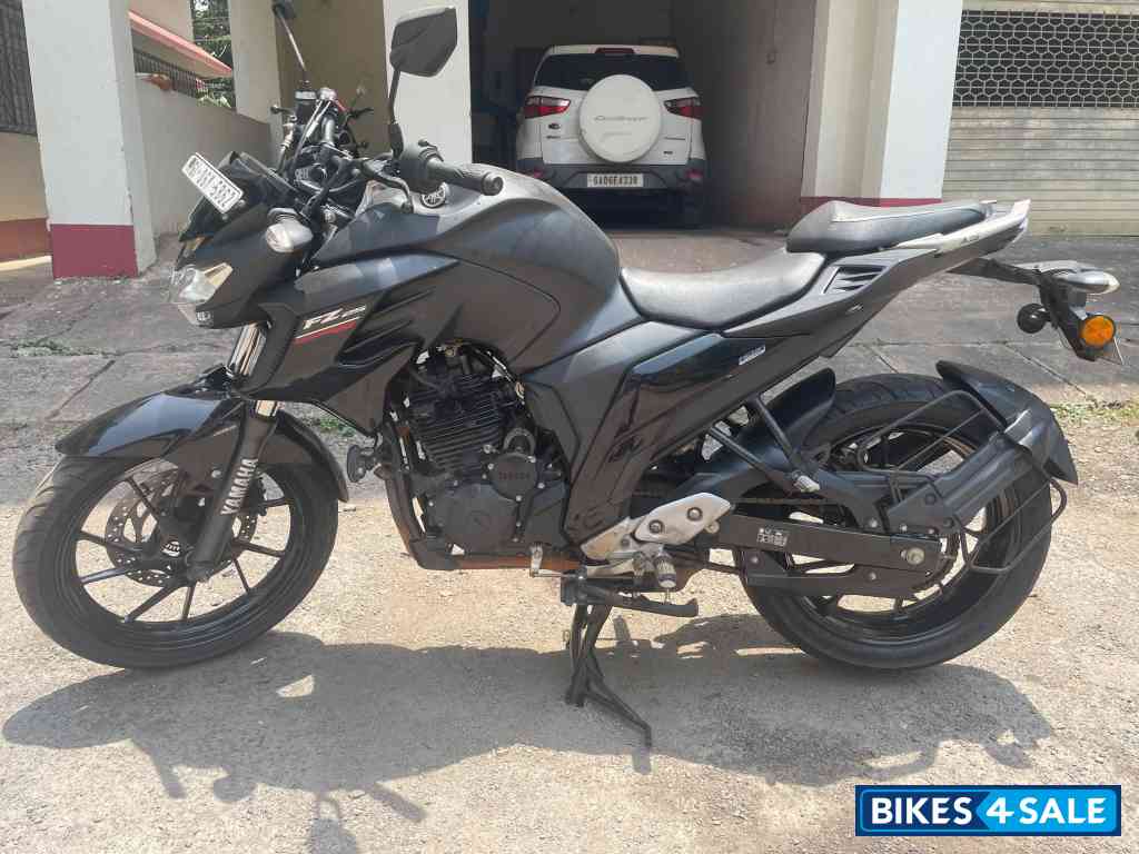 Matt Black Yamaha FZ25