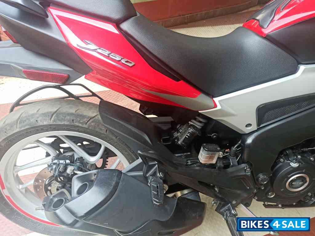Canyon Red Bajaj Dominar 250 2022