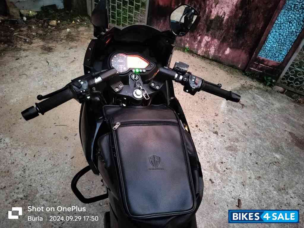 Black Bajaj Pulsar 220F