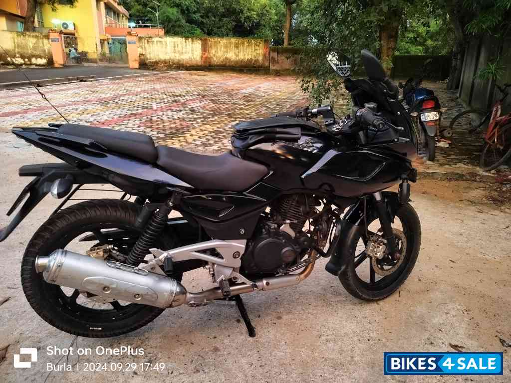 Black Bajaj Pulsar 220F Black Bajaj Pulsar 220F
