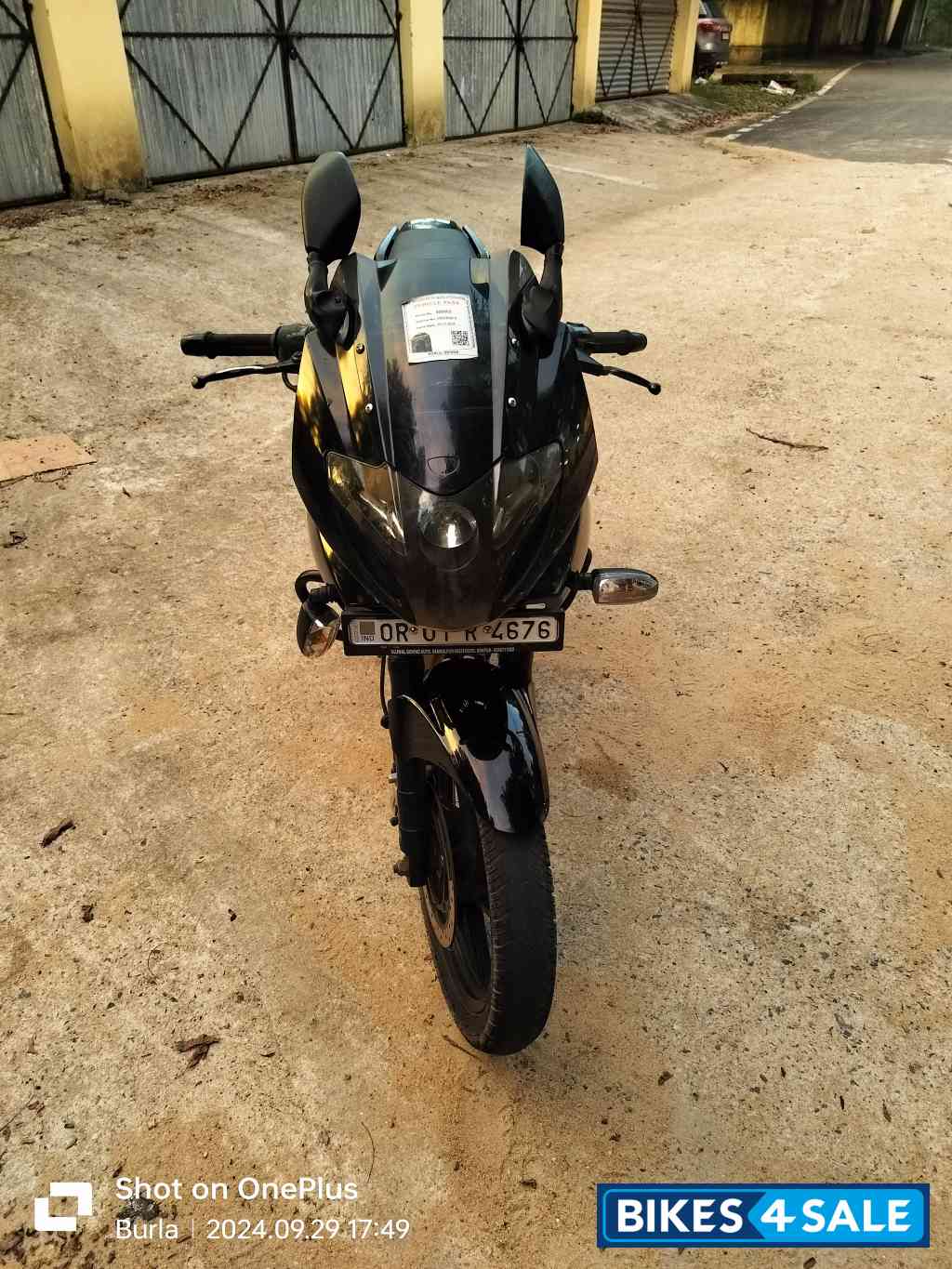 Black Bajaj Pulsar 220F Black Bajaj Pulsar 220F