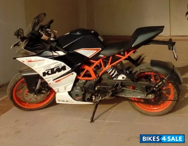 Black KTM RC 200