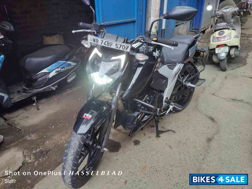 Glossy Black TVS Apache RTR 160 4V