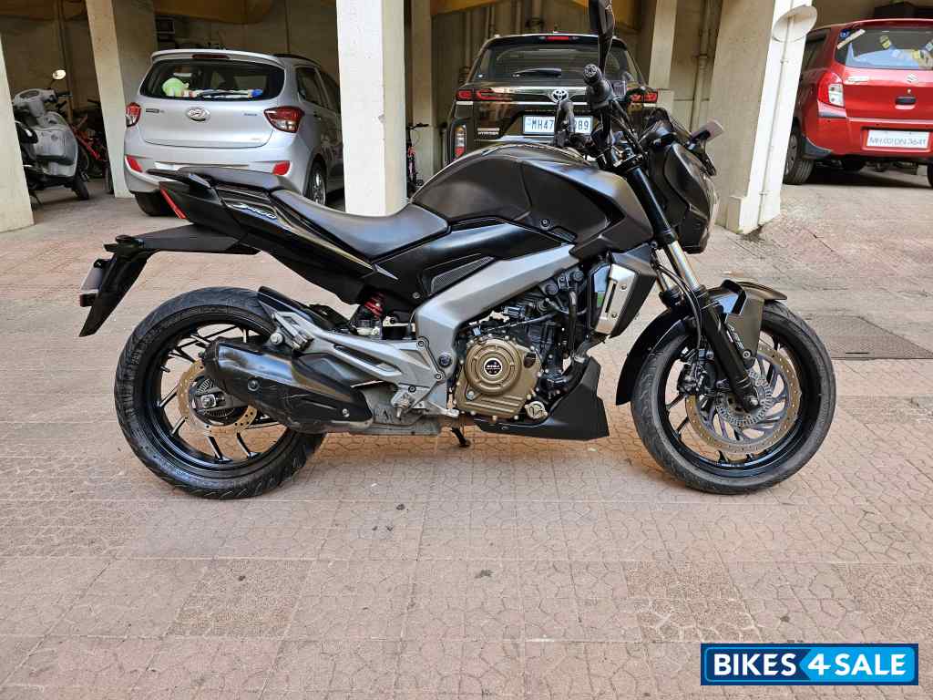 Black Bajaj Dominar 400