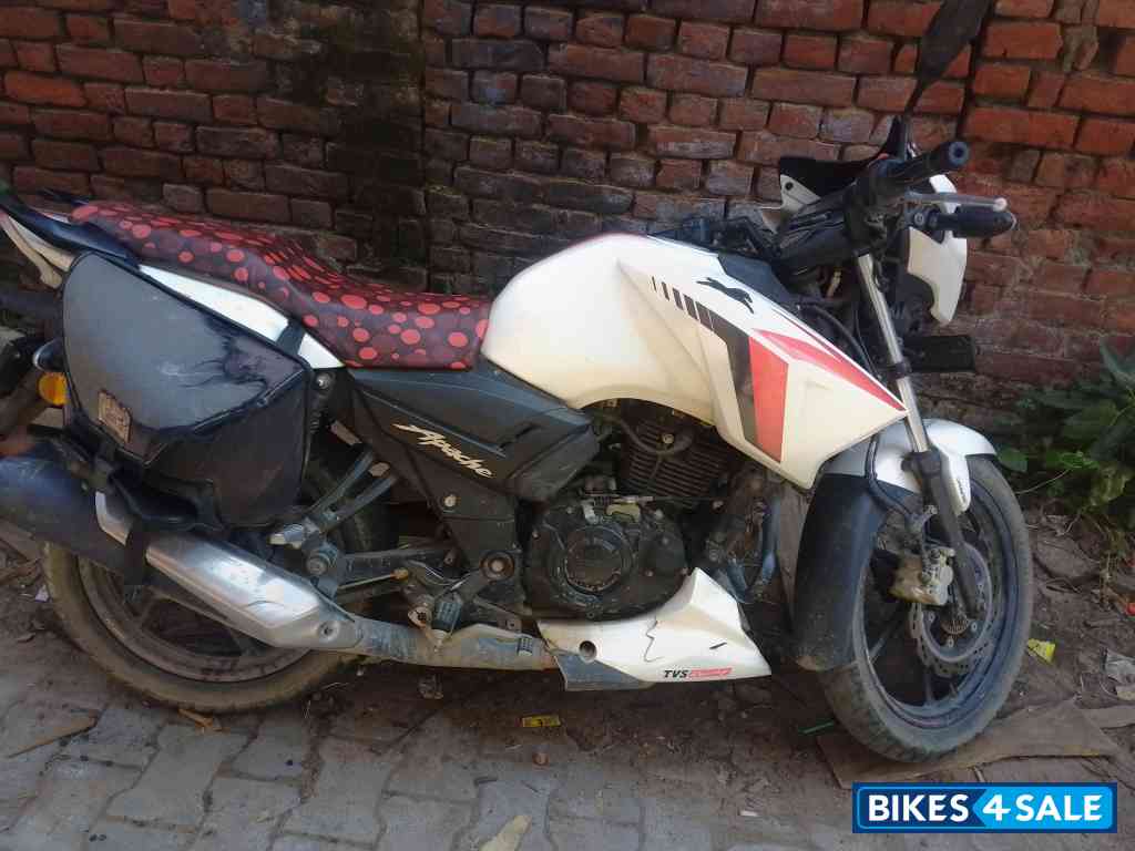 White TVS Apache RTR 160