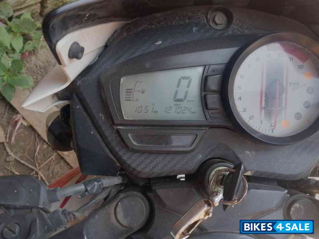 White TVS Apache RTR 160